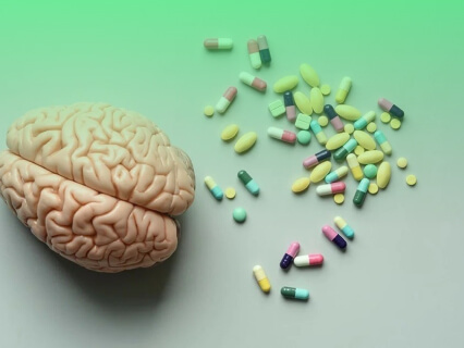 таблетки и муляж человеческого мозга